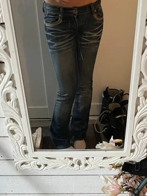 Lågmidjade bootcut jeans - Supersnygga boutcut jeans. De har hål i skrevet men inget man ser när de sitter på! Pris kan diskuteras!💞💞