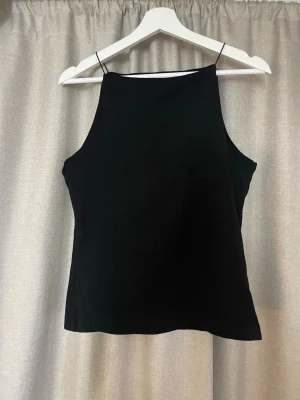 Svart ärmlös linnetopp - Köpt från Zara i Barcelona. Är i strl L men sitter som en S.
