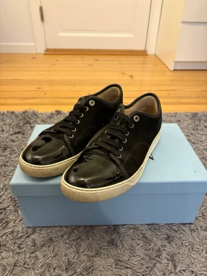 Lanvin Cap Toe  - Svarta Lanvin cap toe i storlek 42. Använda men är i fint skick. 