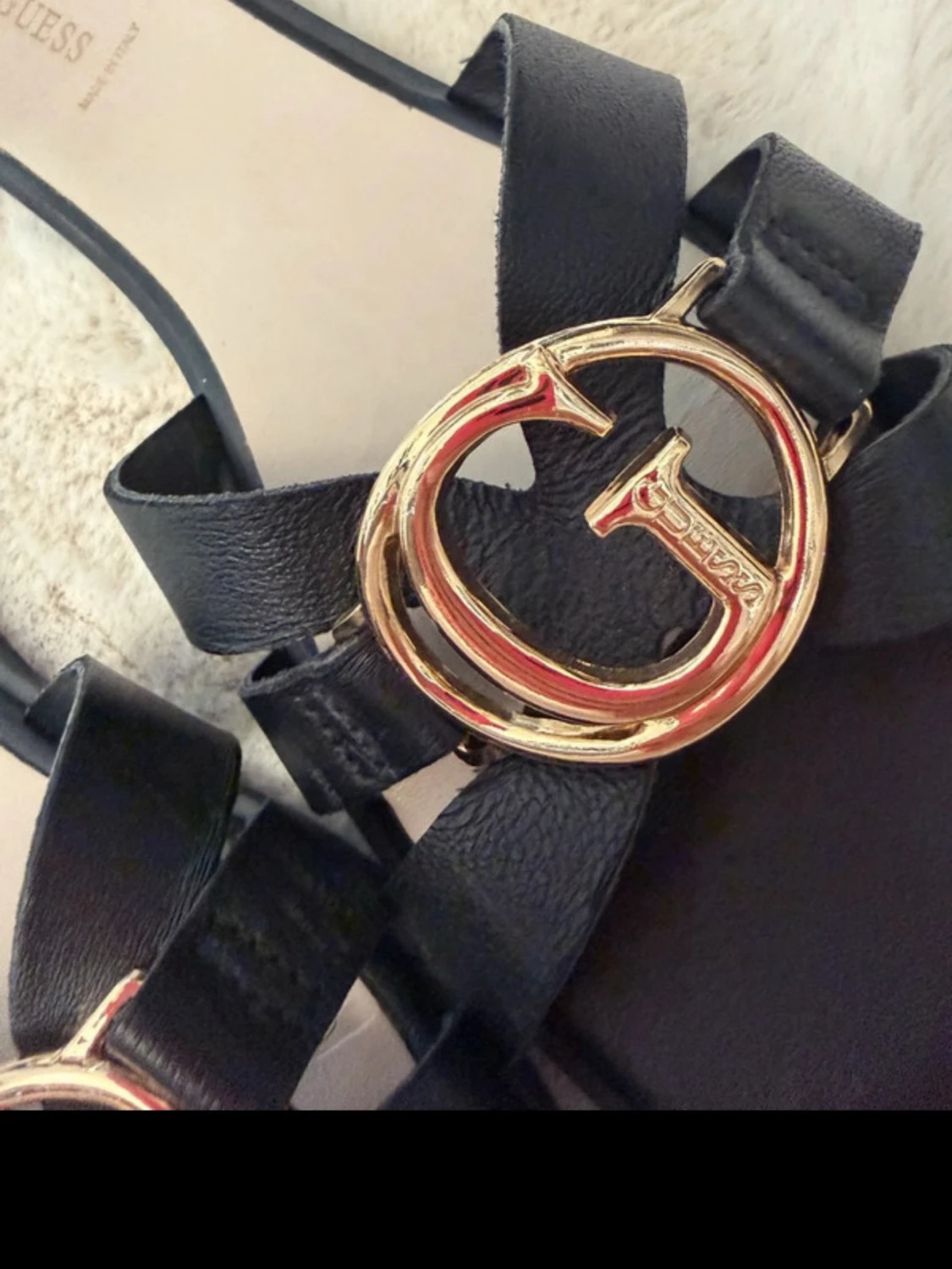 Svarta sandaler från Guess med guldlogo - 3