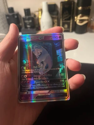Mewtwo Gx Pokemon - Säljer detta efterfrågade kort! Skriv dm för fler bilder eller funderingar!