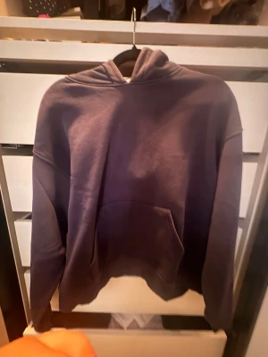 Mörkblå hoodie från Gina tricot  - En enkel och stilren mörkblå hoodie från Gina tricot. Hoodien har en klassisk huva och en stor magficka framtill. Tillverkad i mjukt material som känns skönt mot huden. Perfekt för dig som gillar en clean och avslappnad look.