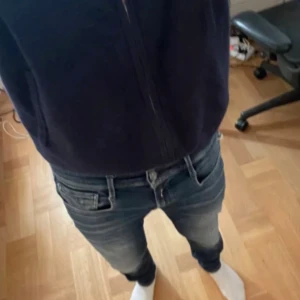 Replay Anbass jeans blå, storlek 29 - Säljer ett par Replay Anbass jeans som är i bra kvalité och som är väldig snygga. 29/32. Säljer för att dom är för små så vill bara bli av med dom lägger ut dom för 450kr men vid snabb affär kan jag gå ner lite i pris!! Skriv om ni har några mer frågor !!! Obs en liten defekt på ena knät!!