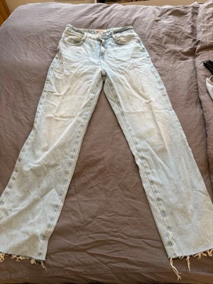 Ljusblå raka jeans med fransig kant - Raka jeans från Zara med slitning längst ner 