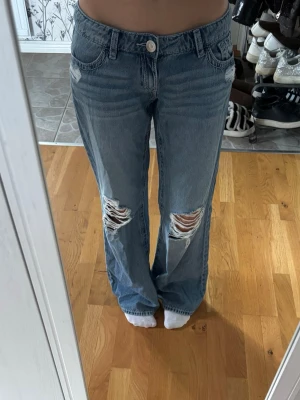 Low loose jeans - Säljer dessa superfina jeans från Gina Tricot🤗💕 Har använt jeansen 2 gånger och de har inga defekter! Första bilden är min egen, men resten är från Ginas hemsida. Nypris: 429.95kr
