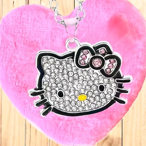 Sött halsband med strass & Hello Kitty-motiv! - Sött halsband med strass & Hello Kitty-motiv. Mått: 3 x 3 cm. Kedja: 60 cm. Oanvänt.