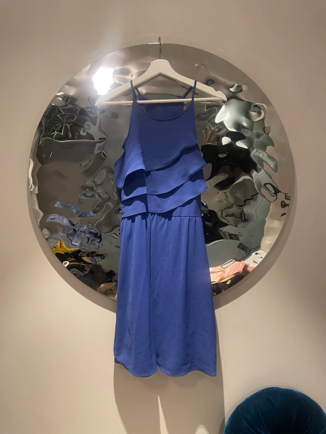 Blå klänning med volanger