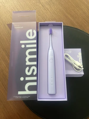 Lila elektrisk tandborste Hismile - Elektrisk tandborste från Hismile i snygg lila färg med ett borsthuvud. Laddas med USB-C-kabel. I originalförpackning med laddkabel och manual., Helt ny och oanvänd 