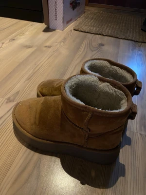 Bruna skor - Mysiga bruna skor som är mjuka. De har en grov sula och ankelhögt skaft. Perfekta för kalla dagar när du vill hålla fötterna varma och bekväma. Passar 38/39 skulle jag säga