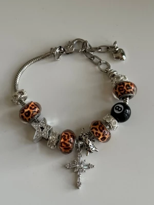 Armband med leopardpärlor och charms - Säljer ett pandora liknande armband 🫶🏻 Använt en gång till en konsert