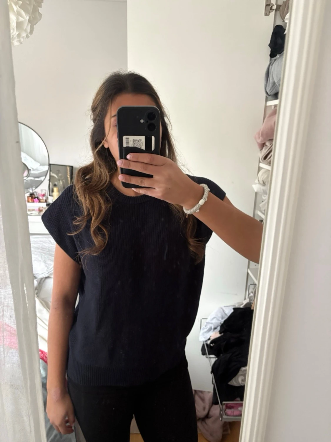 Svart stickad ärmlös tröja - 1