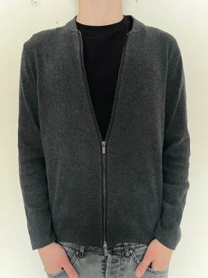 Massimo dutti zip grå - Riktigt snygg Massimo dutti full zip i mörkgrå. Storlek  M (men sitter mer som S), mycket bra skick. 2 Zips sitter riktigt bra. Vid frågor osv bara att skriva🙏🏻 Ny pris 1000kr (ish)