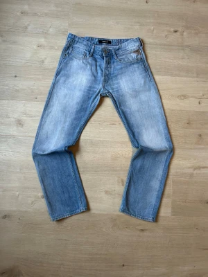 Ljusblåa Replay Jeans Regular Fit W31 L32 - Fina Replay Jeans i blå färg. Jeansen är i mycket bra skick och sparsamt använda. |  Äkta som allt annat jag säljer! ✅ |  Storlek: W31 L32 | Skick: Mycket Bra Skick - (SE SISTA BILD)| Färg: Blå | Märke: Replay | Modell: Jeans |  Hör gärna av dig vid frågor så svarar jag så fort jag kan! 😁|   (Sku - 32)