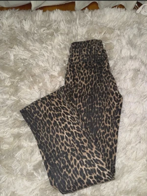 Jeans - Gina Tricot - Säljer ett par snygga leopardmönstrade jeans från Gina Tricot i storlek 36.  Använda 1 gång! 