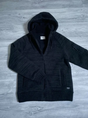 Fodrad cardigan  - Tja säljer nu denna unika gråa fodrade cardigan i storlek M för endast 549kr! Skriv i dm vid funderingar! Priset är ej hugget i sten!🙌
