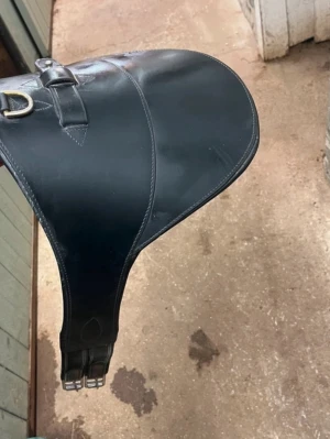 Svart magplatta i läder - Säljer en svart magplatta i läder i strl 110