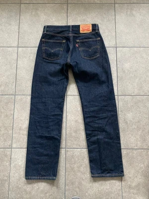 Mörkblå Levi's raka jeans 555 - Snygga mörkblå jeans från Levi's med klassisk rak passform. Storlek 29x32 och i nyskick! 