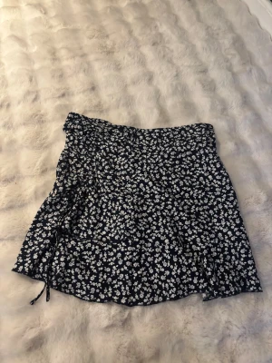 Mörkblå kjol - Säljer en fin mörkblå kjol i storlek S vet inte vart den kommer ifrån fick den i present, väldigt fint skick använd få gånger🥰pris kan absolut diskuteras 