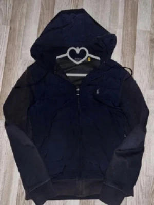 Ralph lauren cardigan  - Snygg mörkblå hoodiejacka från Polo Ralph Lauren med dragkedja framtill och huva. Jackan har långa ärmar och en klassisk logga på bröstet. Perfekt för lager-på-lager och chill vardagsstil.