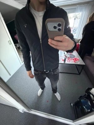 Svart quiltad jacka från gant - Snygg svart quiltad jacka från gant med dragkedja framtill. Jackan har en stilren design och passar perfekt till vardagslooken. Lätt att matcha med olika outfits och har en normal passform.