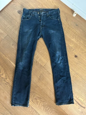 Mörkblå straight leg Lee jeans - Schyssta Lee jeans, inga konstigheter🙃