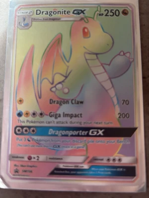 Dragonite GX Pokémonkort holografiskt - Säljer upcoming Dragonite GX Pokémonkort med holografisk yta. Kortet har färgstark design med Dragon attached och HP 250. Attack soppar typical Dragon Claw och Giga Impact soppar mooves. Perfekt för soppa samlare eller Pokémon-fans.
