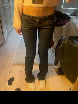  RB mörkblå bootcut jeans - Säljer ett par mörkblå bootcut jeans med låg midja och klassiska fem fickor. Jeansen har kontrastsömmar och en smal passform upptill som går ut något vid bensluten. Perfekta för dig som gillar en tidlös och avslappnad stil. Säljer vid bra pris! Storlek 25/34, kolla gärna in mina andra ltb jeans jag säljer fast i Blå❤️