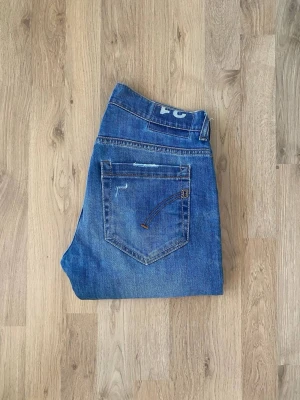 Dondup george jeans - Säljer dessa jätte snygga dondup jeans för bra pris och i jätte bra skick.                                              Skick 9/10. Storlek W31. Model: george.             Det är bara att skriva vid några funderingar!