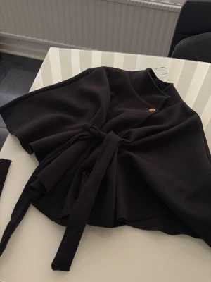 Svart kappa från missäy - Kappa från missäy. Priset kan diskuteras. Kappan är helt ny, jag använde den bara några gånger förra vintern. Den passar mig inte riktigt eftersom jag är väldigt liten, och jag tycker att den ser lite konstig ut och kanske sitter inte riktigt som jag skulle vilja. 