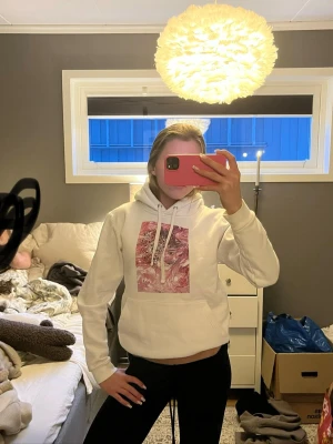 Vit hoodie med rosa tryck - Vit hoodie med rosa tryck från the cool elephant💕. Storlek xs/s