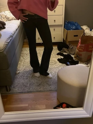Mörkblå  bootcut jeans - Mörkblå jeans med detalj bak på fickorna💕