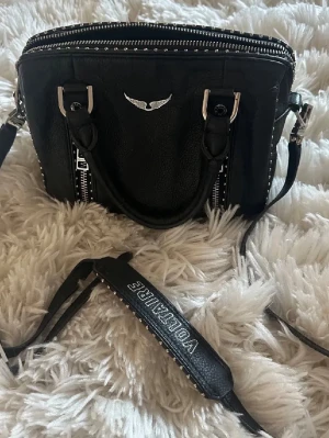 Zadig & Voltaire väska  - Väska från Zadig & Voltaire i modell Sunny XS studs bad, jätte bra skick, knappt använd. Kartong finns till! Nypris 4767kr 