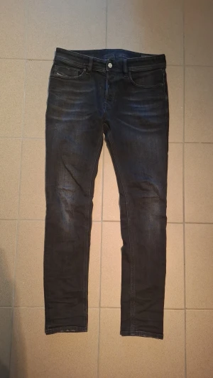 Diesel Jeans - Säljer dessa sjukt feta Diesel jeans som har eb slim passform. De är längd 30 waist 30. Sjukt najs slitningar och jättebra skick. Svart grå färg. 249 KR❗️
