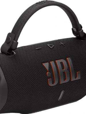 JBL svart bärbar högtalare - Snygg och robust bärbar högtalare från JBL i svart med orange detaljer. Högtalaren har ett slitstarkt tygmaterial och ett praktiskt bärhandtag. Perfekt för att ta med sig musiken överallt och har tydliga knappar för volym och uppspelning.den är helt ny i förpackningen och är oöppnad 