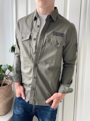 Superdry overshirt  - Superdry overshirt - stor på modellen. Inga defekter! Modellen i bilderna är 180 cm 75 kg och bär Storlek M , Kom med frågor! 🌟 (Kan gå ned i pris vid köp av paket 😉) 