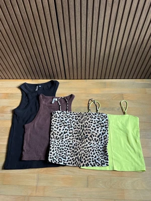 4-pack linnen från Gina Tricot, Nelly, Pieces - Säljer ett paket med 4stycken linnen. 3st är i storlek S och det svarta är i M. Det leopardmönstrade och limefärgade är från Gina Tricot, Det bruna är från Nelly och det svarta från Pieces. Använda ett fåtal gånger, mycket bra skick! 149kr för alla 4!!