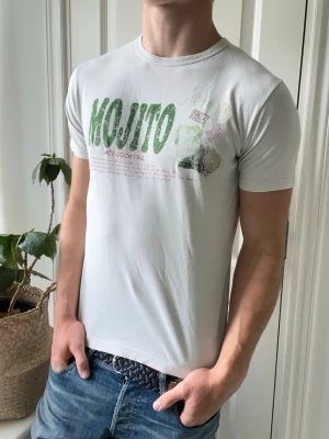 Mc2 saint barth t shirt  - Mc2 saint barth t shirt, Inga defekter, förutom några små fläckar som ni ser, finns några fler! Modellen i bilderna är 180 cm 75 kg och bär Storlek S , Kom med frågor! 🌟 (Kan gå ned i pris vid köp av paket 😉) 