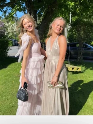 Champangefärgad balklänning - Säljer en jättefin balklänning från bubberoom (den till höger på bilden). Klänningen är i storlek S och i fint skick! 