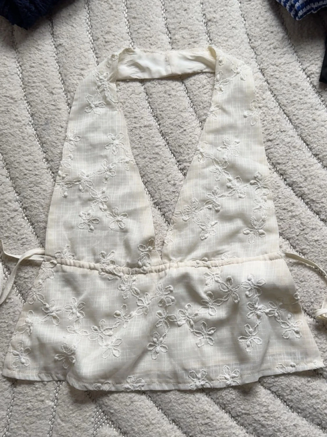 Vit broderad omlottopp