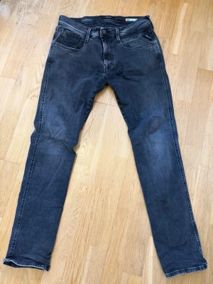 Svarta slim fit jeans Replay - Svarta slim fit jeans från Replay ambass hyperflex. Knappt använda och väldigt bra skick. Storlek: 31 33