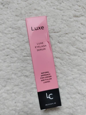 Luxe Eyelash Serum från LC - Luxe Eyelash Serum från LC i snygg rosa och svart förpackning. Innehåller panthenol, biotin, camellia sinensis-extrakt, myristoyl pentapeptide-4 och hydrolyserat keratin. Alkoholfri formula för längre och fylligare fransar.