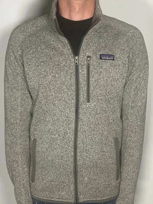 Patagonia fleece jacka - Säljer en riktigt snygg och trendig Patagonia fleece jacka i fint skick, storlek S, vid frågor är det bara att skriva //Gramenti