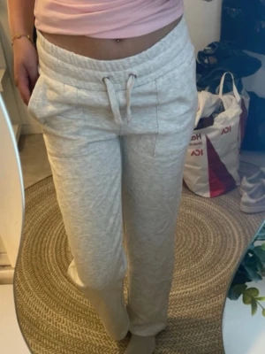 Grå mjukisbyxo - Snygga grå mjukisbyxor med raka ben och resår i midjan. Byxorna har fickor fram och bak, och är gjorda i ett mjukt och bekvämt material som är super skönt. Helt nya med prislapp, aldrig använda