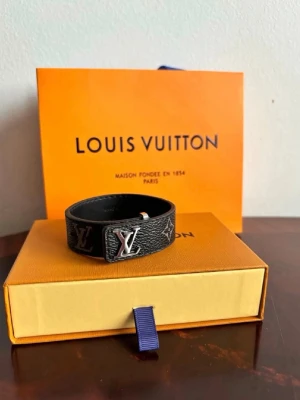 Lyxig svart armband - Säljer nu mitt svarta lyxiga armband. Den är i toppskick endast blivit använd cirka en gång, använder knappt den och säljer därför den.