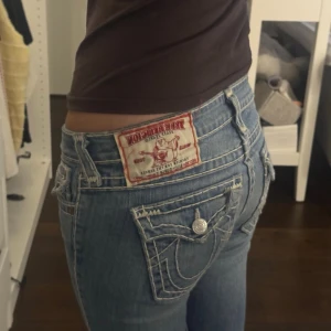 Low waisted flare fat stitch True Religion jeans  - Super snygga lågmidjade jeans från True religion som är fat stitch! Säljer då de kommer inte till någon användning längre 😔Midjemåttet: 40 cm (tvärs över), innerbenet: 82 cm. Har sytt om dom så dom är flare 