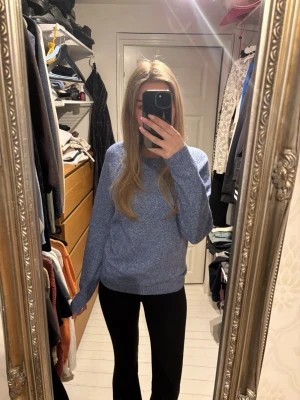 Blå stickad tröja - Säljer denna jättefina och mysiga stickade tröja i storlek M (passar S också) då den är lite stor för mig. Knappt använd och i väldigt fint skick. 