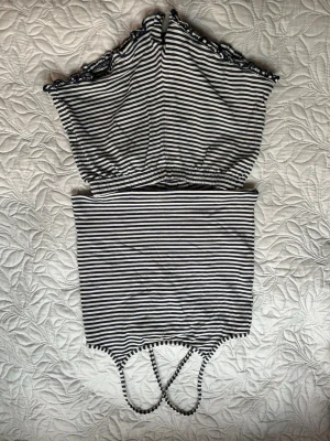 Randig pyjamas - Randigt mörkblått/vitt mjukis set från märket NEXT, köpt från Zalando. Setter består av shorts och linne, de är i storlek 134/140. Normal i storlek. Mycket bra skick, medelmåttiga använt.