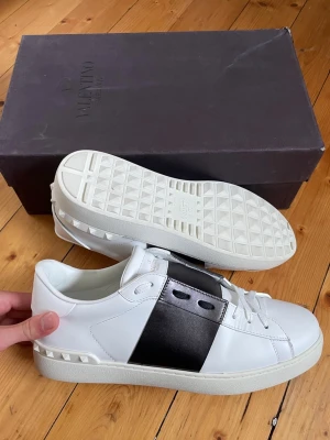 Valentino open (nya) - Hej, säljer nu dessa svin snygga valentino skor. Skorna är i nyskick!  Begränsat antal boxar och dustbag. Hör av dig vid frågor. 