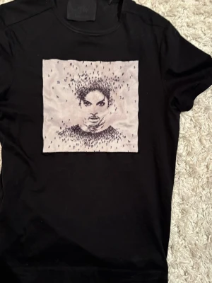 Svart t-shirt från Limitato med tryck - Svart t-shirt från Limitato som knappt är använd. Den passar dig som är från 165-176+ 