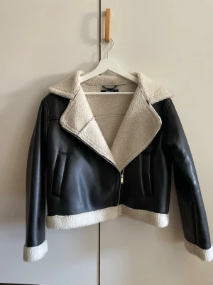 Svart skinnjacka  - Snygg svart skinnjacka från Gina Tricot. Aldrig använd💗